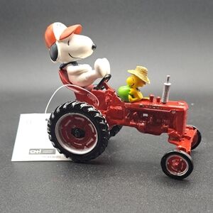 Farmall Snoopy Red Tractor
